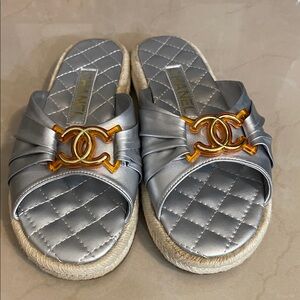 Luxury women’s flat heel sandal designer straw raffia quilted insoles size 8